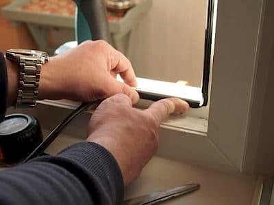 Замена уплотнителя в пластиковых окнах